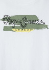 T-shirt en coton blanc avec un logo imprimé en vert et jaune au design de coup de pinceau. Le texte indique "Pepe Jeans London."