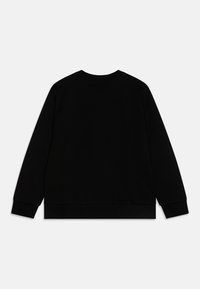 Sweatshirt preto com gola redonda, mangas compridas e punhos canelados. Textura de tecido lisa com design simples e sem logótipos ou padrões visíveis.