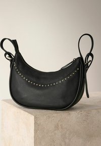 STUD SLING  - Taška cez plece - black