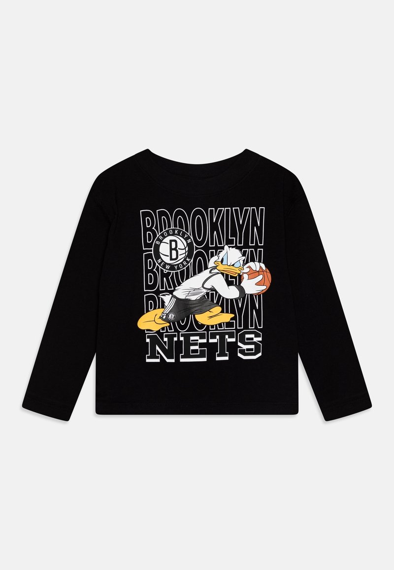 Czarna koszulka z długim rękawem z grafiką kreskówkowej kaczki w stroju sportowym, trzymającej koszykówkę, z napisem "BROOKLYN NETS".