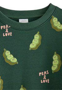 Sweatshirt vert avec un motif répétitif de cosses de pois et le texte « PEAS & LOVE » en rose. Col rond côtelé et texture douce.