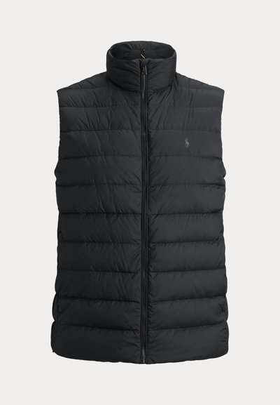 Gilet matelassé noir avec col haut, coutures horizontales, fermeture éclair sur le devant et détail du logo sur la poitrine gauche. Design non isolé.
