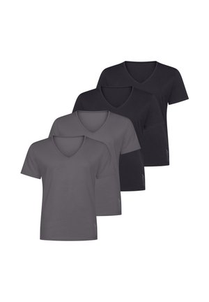 Fire T-shirts med korte ærmer og V-hals i forskellige nuancer af grå og sort, arrangeret i overlappende rækker på en hvid baggrund.