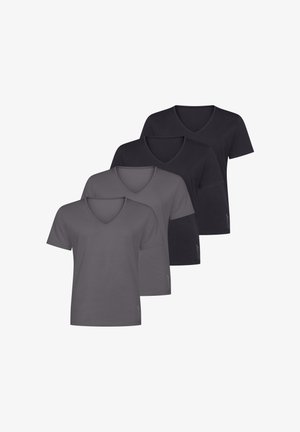 Vier kurzärmelige V-Ausschnitt T-Shirts in verschiedenen Grautönen und Schwarz, in überlappenden Reihen auf weißem Hintergrund angeordnet.