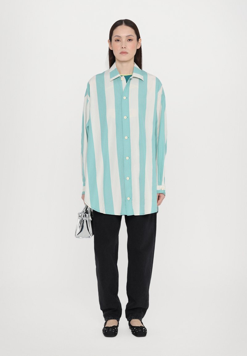 Sunnei MEGA OVER SHIRT TIE - Blusa - off white/green