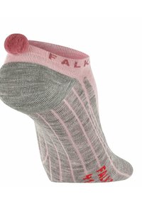 Graue und rosa Knöchelsocke mit vertikalen Streifen, einem flauschigen rosa Pompon am Bündchen und roten Akzenten an der Zehe. Weicher Stoff.