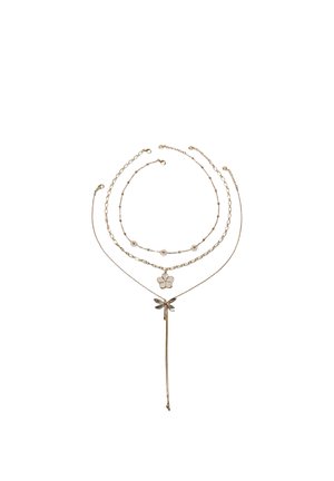 Tri nežke zlate ogrlice z različnimi vrstami verig, z obeski v obliki cvetov in kačjih pastirjev na belem ozadju.