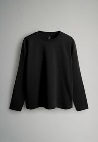 Schwarzes langärmliges Shirt mit Rundhalsausschnitt aus weichem Stoff. Verfügt über einen lockeren Schnitt mit gerader Form und hat keine sichtbaren Muster oder Verzierungen.