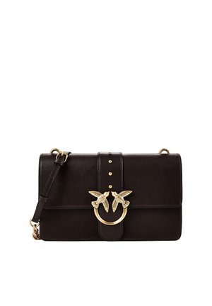 Bolso de hombro de cuero marrón oscuro con hebilla en tono dorado que presenta dos pájaros enfrentados en la solapa frontal y una correa ajustable.