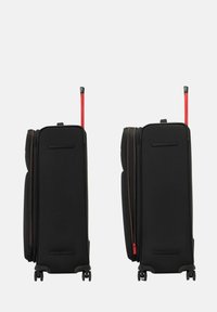 Valigia nera con ruote, manico rosso retrattile, cuciture arancioni, tasca laterale e ruote doppie per una maggiore mobilità. Mostrati entrambi i lati.