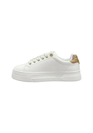 Sneaker bianca low-top con lacci bianchi, occhielli dorati, suola spessa e una linguetta del tallone color beige con motivo su sfondo bianco.