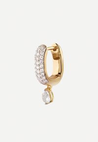 Orecchino a cerchio in oro con una fila di piccoli cristalli trasparenti e una pietra a taglio marquise pendente, che riflette la luce con una finitura liscia e lucida.