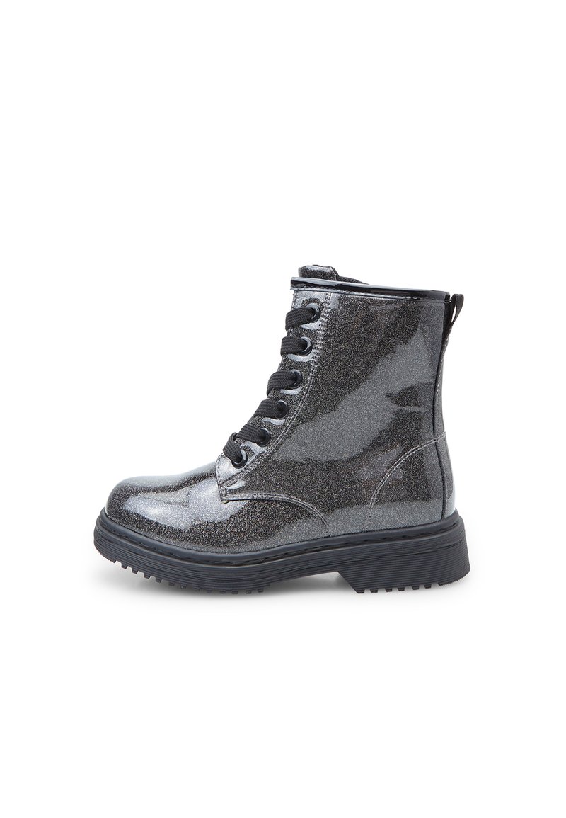 Botines de tobillo negros y plateados con un acabado suave y brillante. Presenta cordones negros, detalles de costura y un diseño de suela resistente.