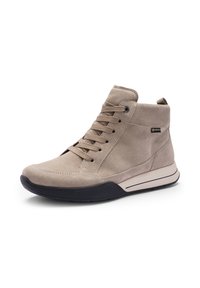 Bota de tobillo de ante beige con cordones en la parte frontal, cuello acolchado y etiqueta GORE-TEX. Presenta una suela de goma flexible con un acento oscuro en contraste.