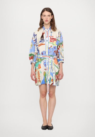 Vestido multicolorido con un cierre de botones en la parte delantera, mangas largas y un cinturón para anudar. Fabricado con una tela ligera y con estampados gráficos y diseños vibrantes.