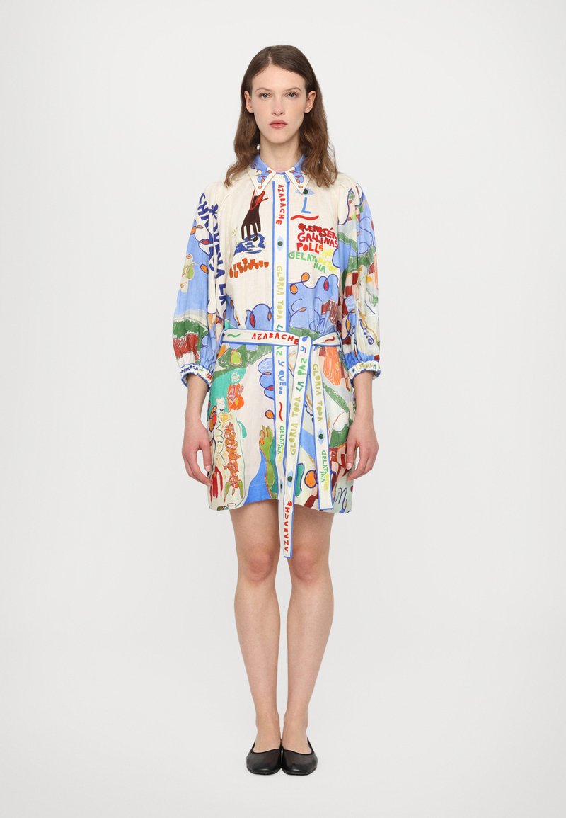 Daugiaspalvis suknelė su mygtukų užsegimu priekyje, ilgomis rankovėmis ir raiščiu. Pagaminta iš lengvos medžiagos su grafika ir ryškiais raštais.