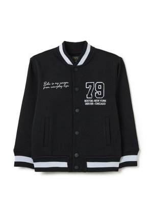 Schwarze Sweatjacke mit geripptem Kragen und Bündchen, ausgestattet mit weißen Streifenakzenten, gesticktem Text und einem Design mit der Nummer 79.