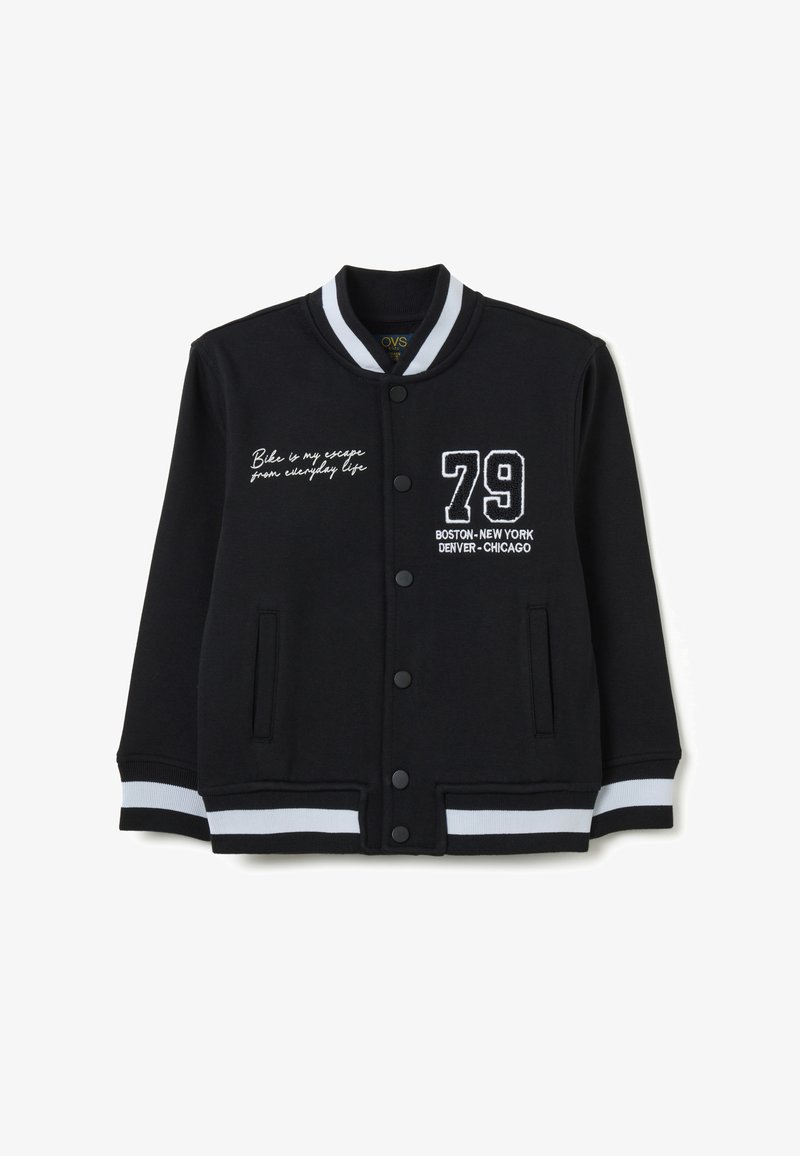 Felpa giacca nera con colletto e polsini a coste, caratterizzata da accenti a strisce bianche, testo ricamato e design con il numero 79.