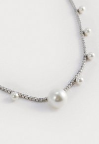 Collana di perle e cristalli con una delicata catena in argento, perle rotonde alternate a inserti di cristallo per un tocco di brillantezza in più.
