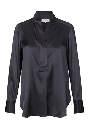 Blusa nera in satin a maniche lunghe con colletto alla coreana, patta frontale nascosta e ampi polsini.