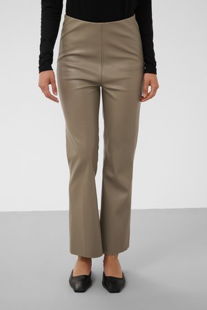 Soaked in Luxury, SLKAYLEE PU KICKFLARE - Pantalones - brindle