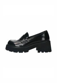 Zwarte gepatineerde leren loafers met een chunky zwarte plateauzool, voorzien van een rechthoekige bovenste band en zichtbare stiksels.