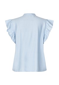 Blusa azul claro de manga corta con volantes en las mangas y un escote redondo, mostrada desde la parte de atrás sobre un fondo blanco.