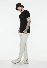 Street One MEN MIT BRUST - Triko s potiskem - schwarz