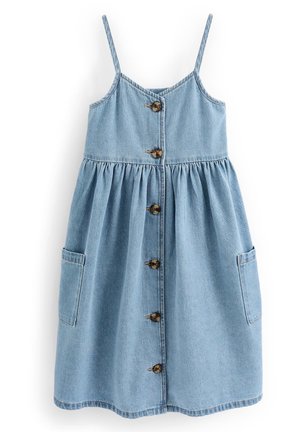 Robe en jean bleu clair sans manches avec fines bretelles, boutons sur le devant, taille froncée et deux poches latérales.