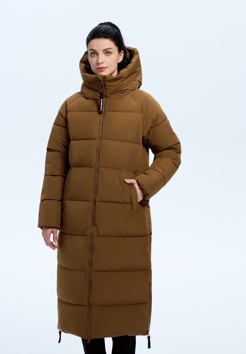 Bruine gewatteerde lange jas met een hoge kraag en capuchon. Deze heeft een centrale rits, zijzakken en een rechte snit. Geweven panelen zijn zichtbaar.