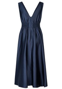 Robe en satin marine avec un décolleté en V profond, une taille smockée et une jupe fluide, dotée d'une fermeture éclair à l'arrière.