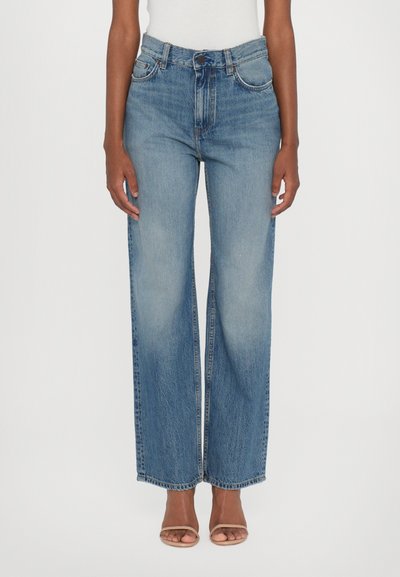 Jeans din denim albastru cu talie înaltă și design cu picioare largi, având cinci buzunare și o decolorare subtilă. Detalii cu margine brută la baza pantalonilor.