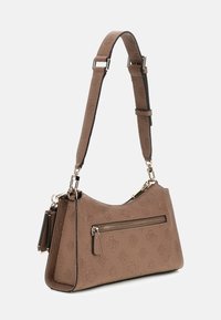 Borsa a tracolla in pelle marrone con motivo logo in rilievo, tasca con zip dorata sul davanti e tracolla regolabile con dettagli in argento.