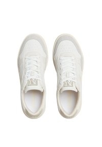 Sneaker bianche con tomaia in pelle liscia, punta forata, lacci bianchi piatti e suola in gomma beige. Branding discreto sulla linguetta.