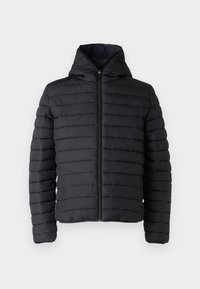 Chaqueta acolchada negra con diseño de canales horizontales, capucha integrada y cremallera frontal. El material parece ligero y suave.