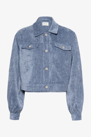 Chaqueta cropped azul con diseño espiga, mangas largas abullonadas, dos bolsillos en el pecho y botones plateados decorativos. Tejido texturizado con un brillo sutil.