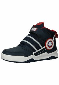 Marineblaue High-Top-Sneaker mit weißen Streifen, Klettverschluss, Gummisohle und roten Akzenten, die das Design von Captain Americas Schild zeigen.