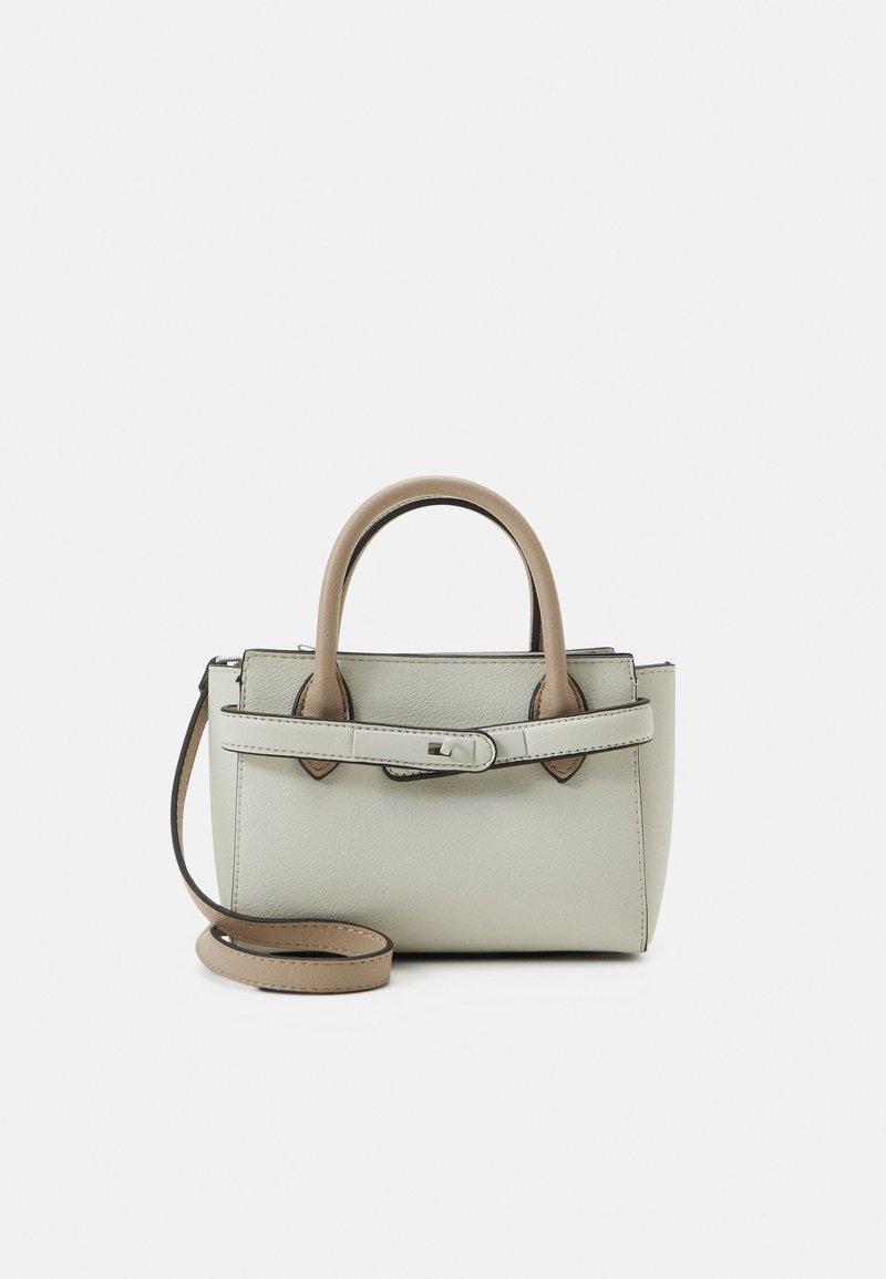 Petit sac à main structuré beige avec poignées beige, détail d'une sangle avant et une bandoulière amovible sur fond blanc.