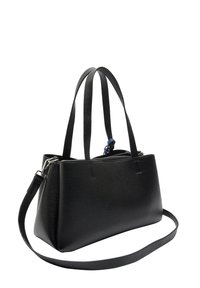 Czarna skórzana torebka na ramię z górnymi uchwytami, odpinanym paskiem na ramię i zamknięciem na zamek.