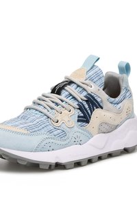 Zapatillas deportivas que presentan una combinación de tela azul, ante gris claro y acentos crema. Superficies texturizadas, patrones a rayas y suela de goma gris.