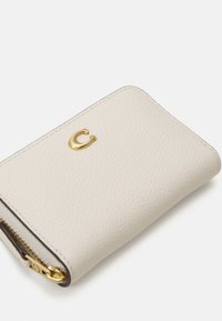 COACH ESSENTIAL SMALL ZIP AROUND CARD CASE - Portofel - chalk