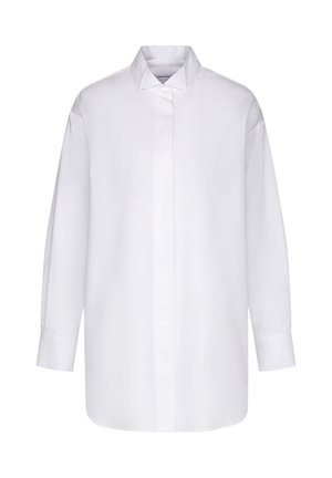 Langärmeliges, weißes, übergroßes Hemd mit verdeckter Knopfleiste und spitzem Kragen, vor neutralem Hintergrund präsentiert.