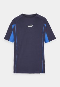 Korte mouw t-shirt in marineblauw met blauwe zijaccenten. Gemaakt van zachte stof, met een ronde hals en een wit Puma-logo op de borst.