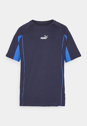 T-shirt a maniche corte blu navy con accenti laterali blu. Realizzato in tessuto morbido, presenta un colletto a girocollo e un logo Puma bianco sul petto.