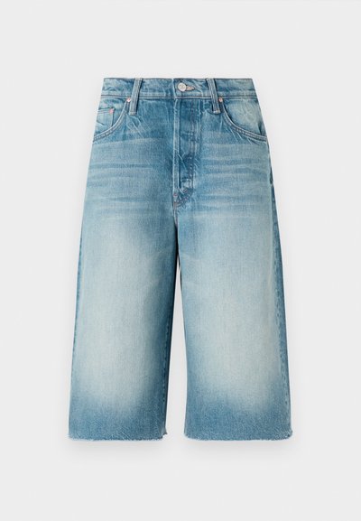 Világoskék, fakó mosású farmer rövidnadrág. Egyenes, széles lábú dizájnnal és rojtos szegéllyel rendelkezik, elülső és hátsó zsebekkel.