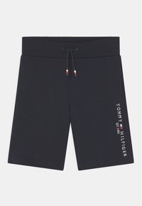 Granatowe szorty wykonane z miękkiej bawełny, z elastycznym paskiem w talii, z zamknięciem na sznurek i białym napisem "TOMMY HILFIGER EST. 1985" z boku.