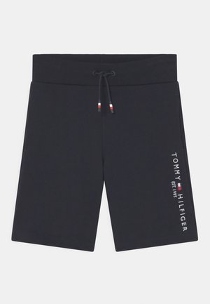 Granatowe szorty wykonane z miękkiej bawełny, z elastycznym paskiem w talii, z zamknięciem na sznurek i białym napisem "TOMMY HILFIGER EST. 1985" z boku.