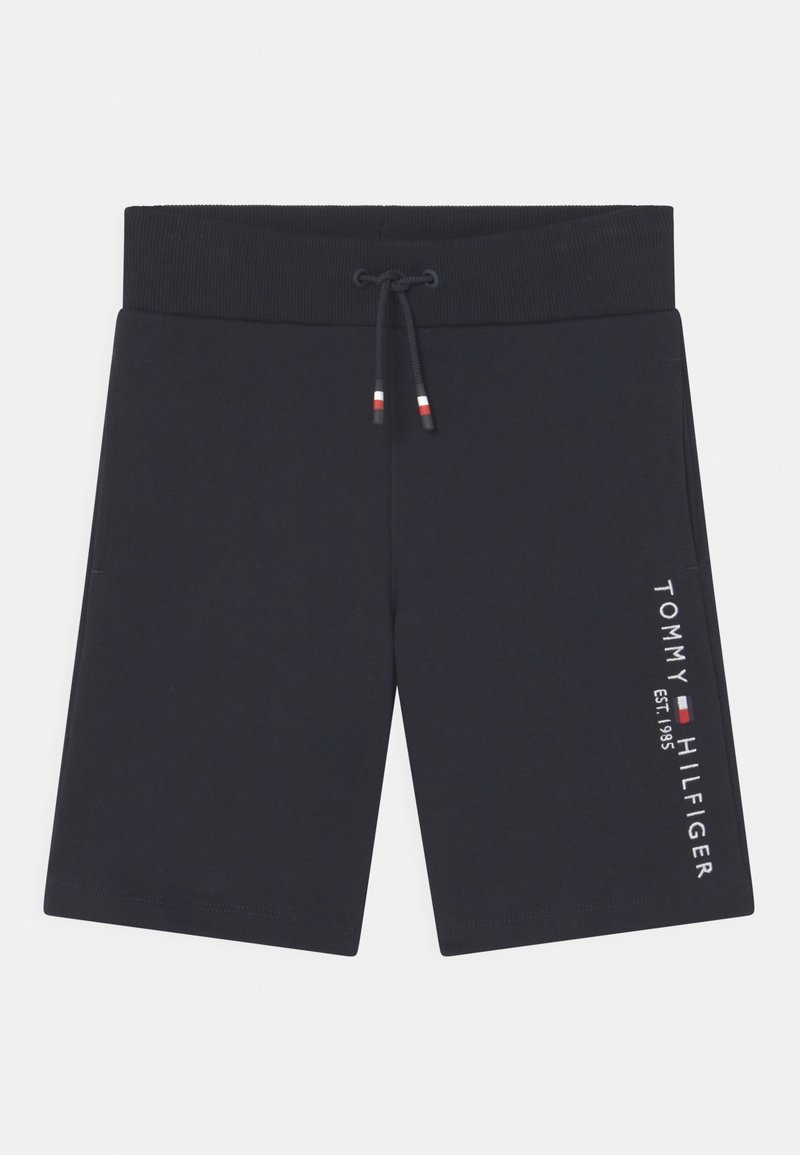 Granatowe szorty wykonane z miękkiej bawełny, z elastycznym paskiem w talii, z zamknięciem na sznurek i białym napisem "TOMMY HILFIGER EST. 1985" z boku.