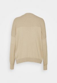 Maglione beige a maglia con colletto e spalle a costine. Maniche lunghe, vestibilità morbida, texture liscia e vita a costine.