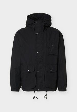 Giacca nera con cappuccio, bottoni automatici frontali, tre tasche con patta, polsini elastici e coulisse regolabili su orlo e cappuccio.